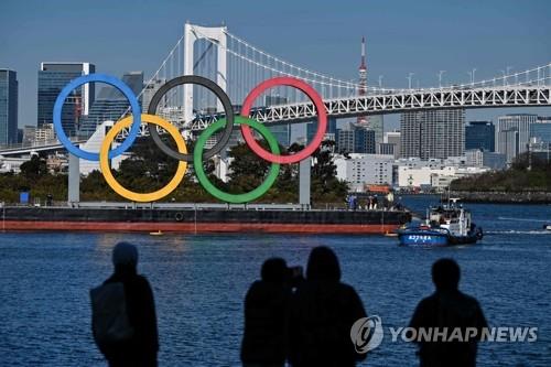 도쿄만에 설치된 오륜 조형물. [AFP=연합뉴스 자료사진]